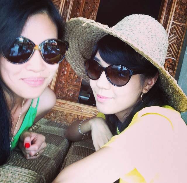Chilling with Vicky after the batik museum tour.